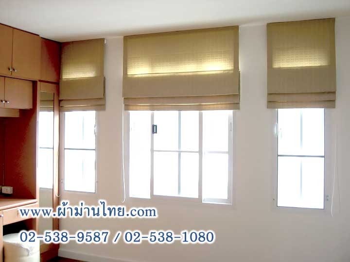 1328 ผ้าม่านพับสีน้ำตาลติดตั้งที่หน้าต่าง